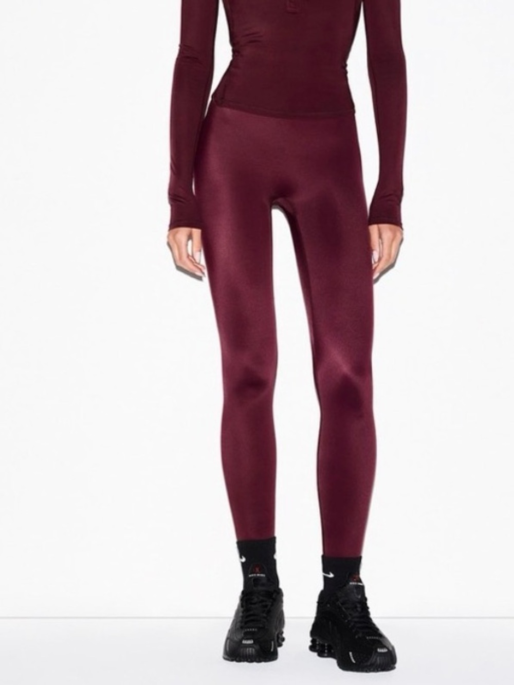SKIMS NIKE SHINE BONDED 26”  LEGGINGS IN CURRANT XS